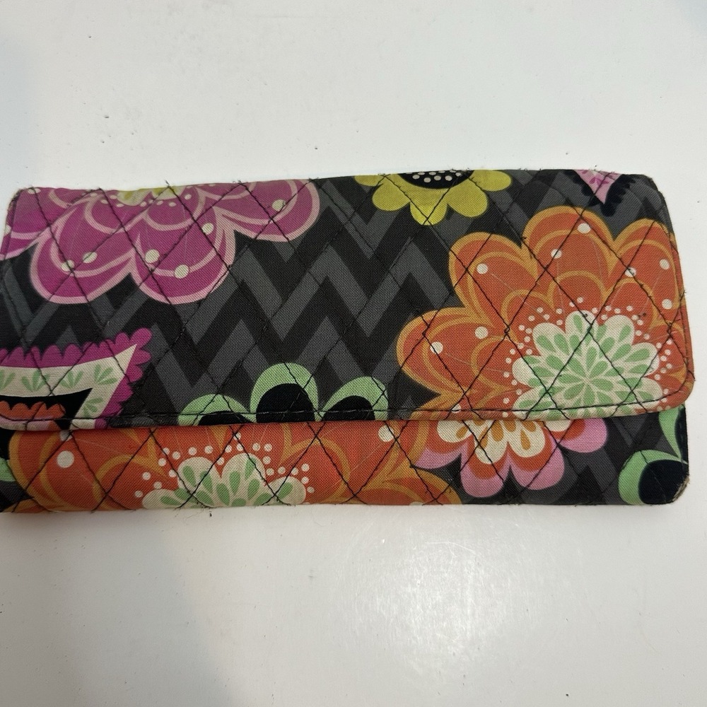 Vera Bradley trifold‎ Wallet In Petal Paisley Magnetic